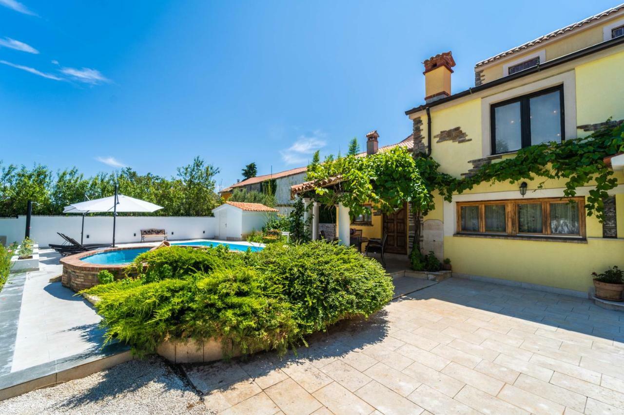 Holiday Home Carla And Dajana Veliki Vareski Exterior photo